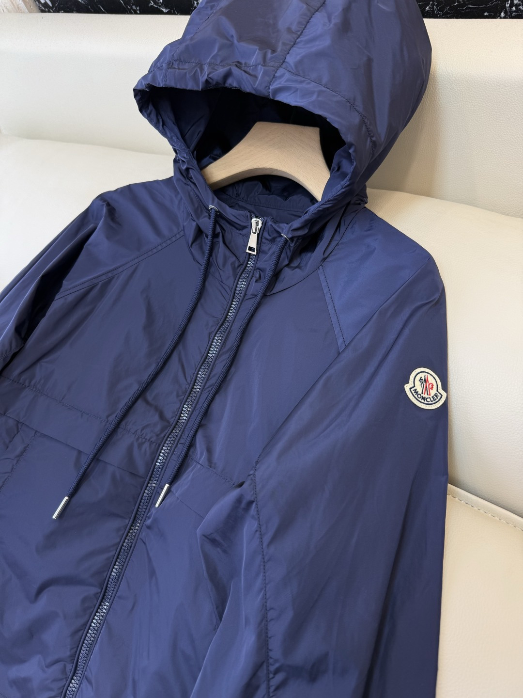 M2605#新款外套。Mon蒙口 抽绳设计 长袖拉链款夹克外套 黑色 藏青色 浅蓝色 白色 1/2/3码
