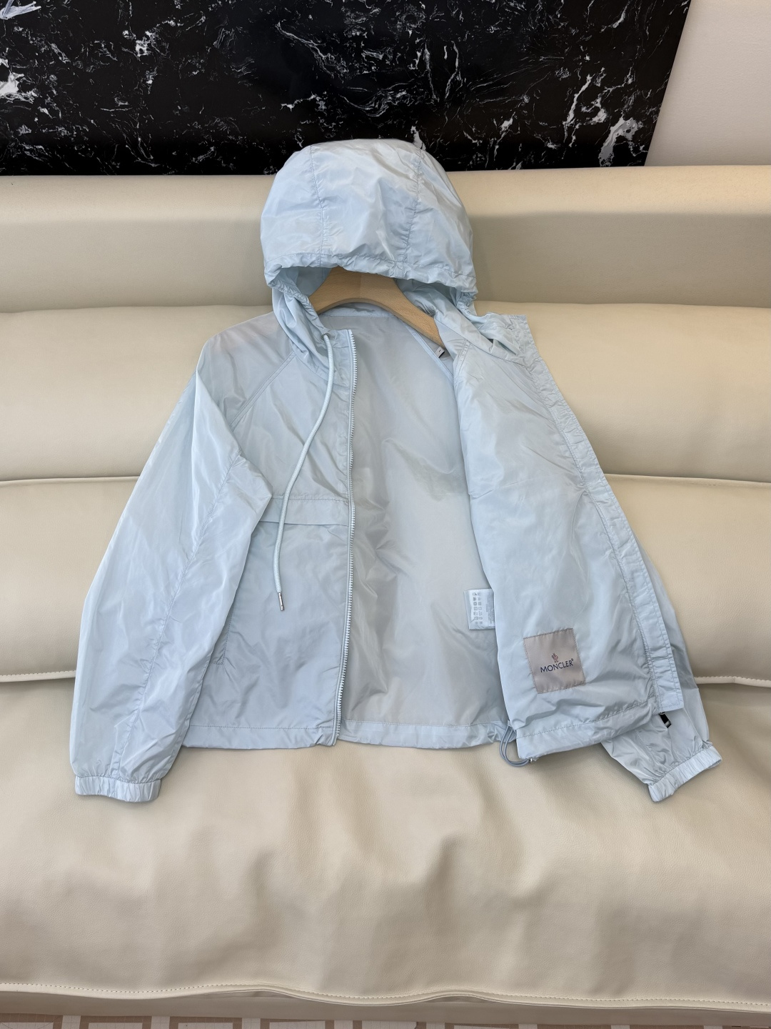 M2605#新款外套。Mon蒙口 抽绳设计 长袖拉链款夹克外套 黑色 藏青色 浅蓝色 白色 1/2/3码