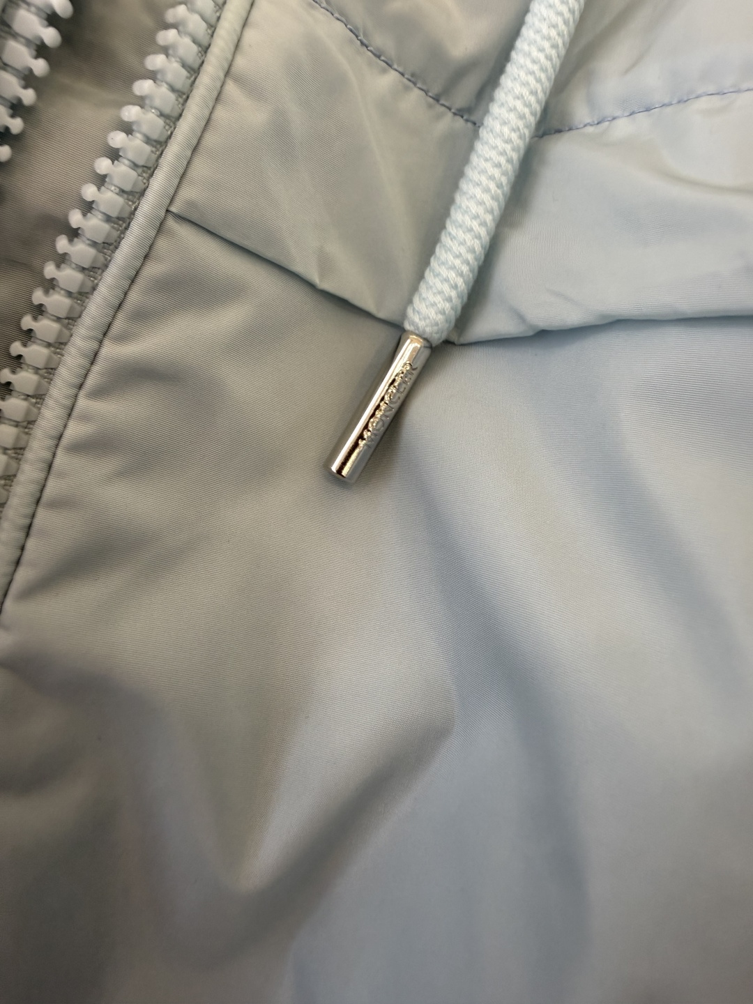 M2605#新款外套。Mon蒙口 抽绳设计 长袖拉链款夹克外套 黑色 藏青色 浅蓝色 白色 1/2/3码