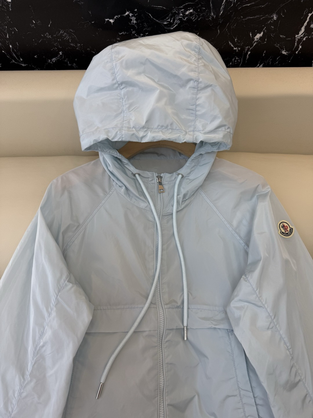 M2605#新款外套。Mon蒙口 抽绳设计 长袖拉链款夹克外套 黑色 藏青色 浅蓝色 白色 1/2/3码