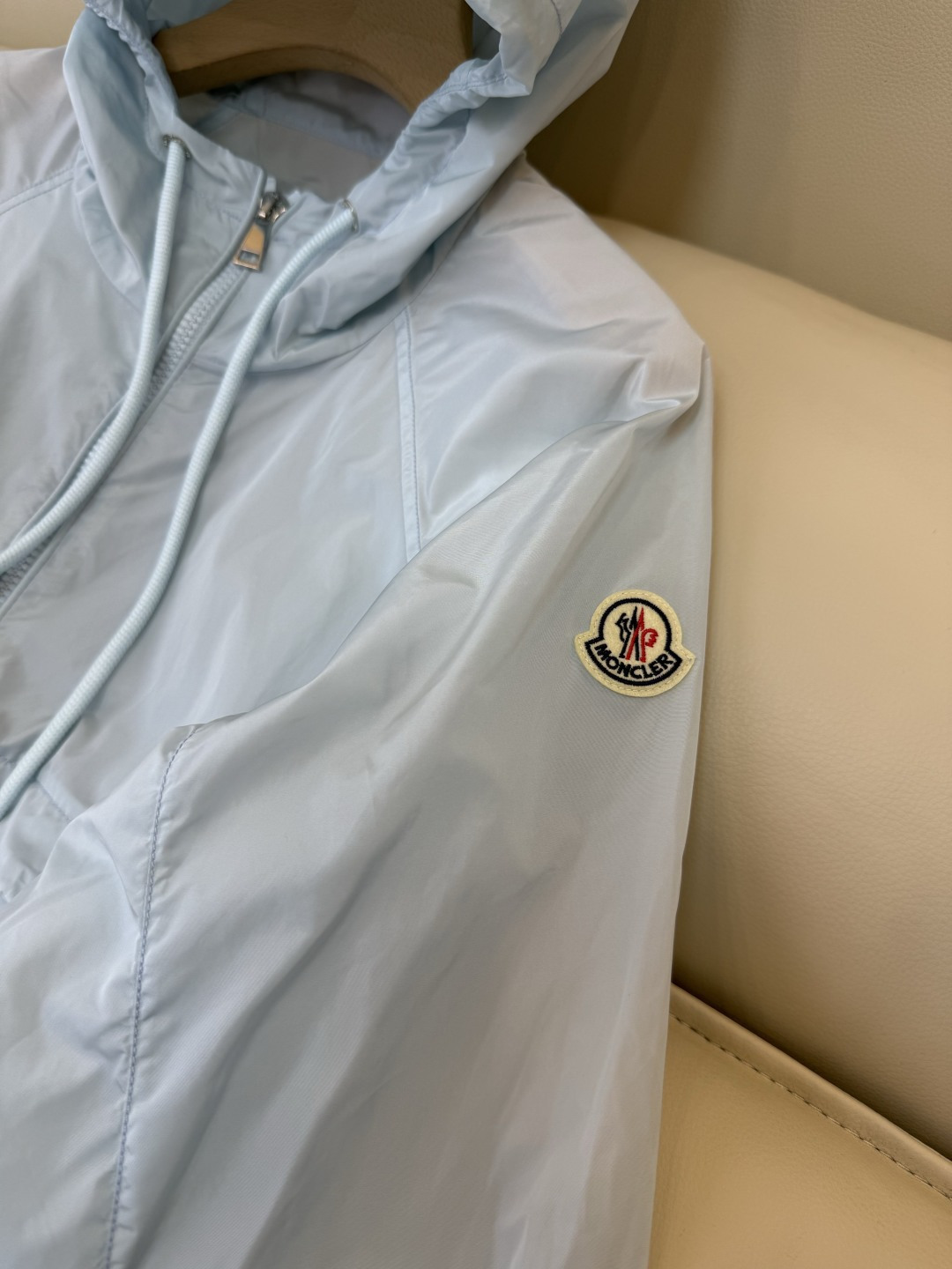 M2605#新款外套。Mon蒙口 抽绳设计 长袖拉链款夹克外套 黑色 藏青色 浅蓝色 白色 1/2/3码