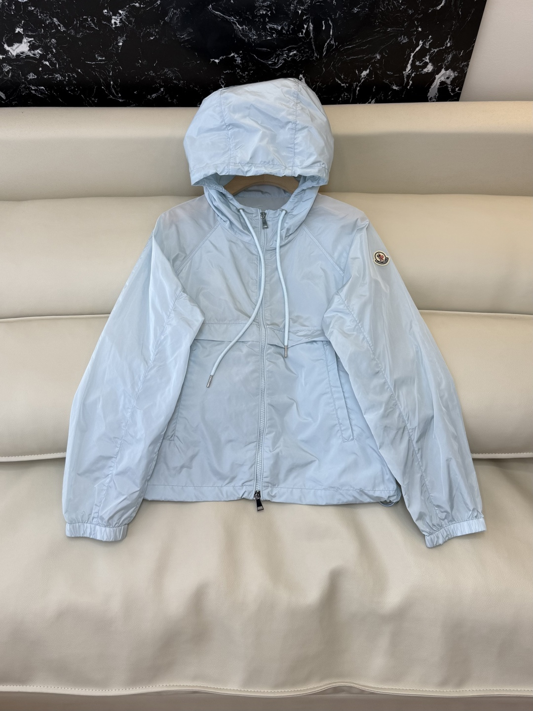 M2605#新款外套。Mon蒙口 抽绳设计 长袖拉链款夹克外套 黑色 藏青色 浅蓝色 白色 1/2/3码