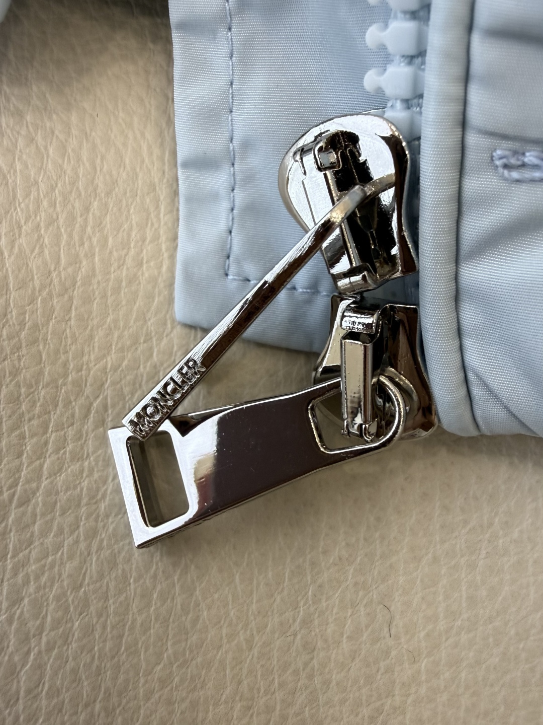 M2605#新款外套。Mon蒙口 抽绳设计 长袖拉链款夹克外套 黑色 藏青色 浅蓝色 白色 1/2/3码