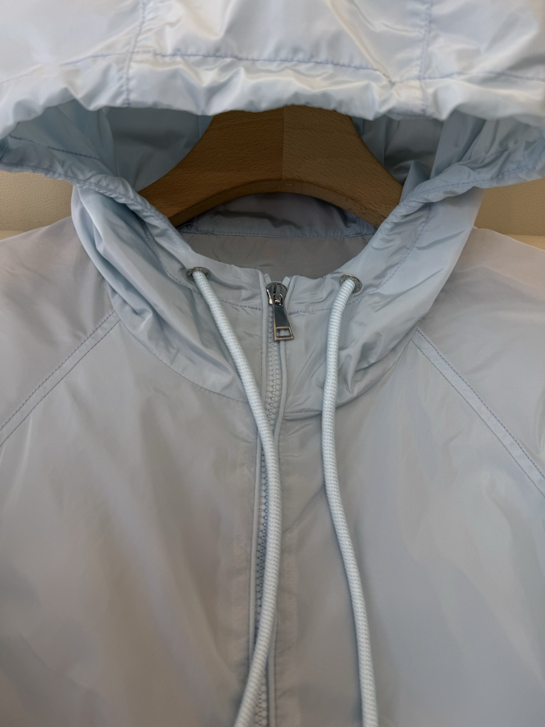 M2605#新款外套。Mon蒙口 抽绳设计 长袖拉链款夹克外套 黑色 藏青色 浅蓝色 白色 1/2/3码