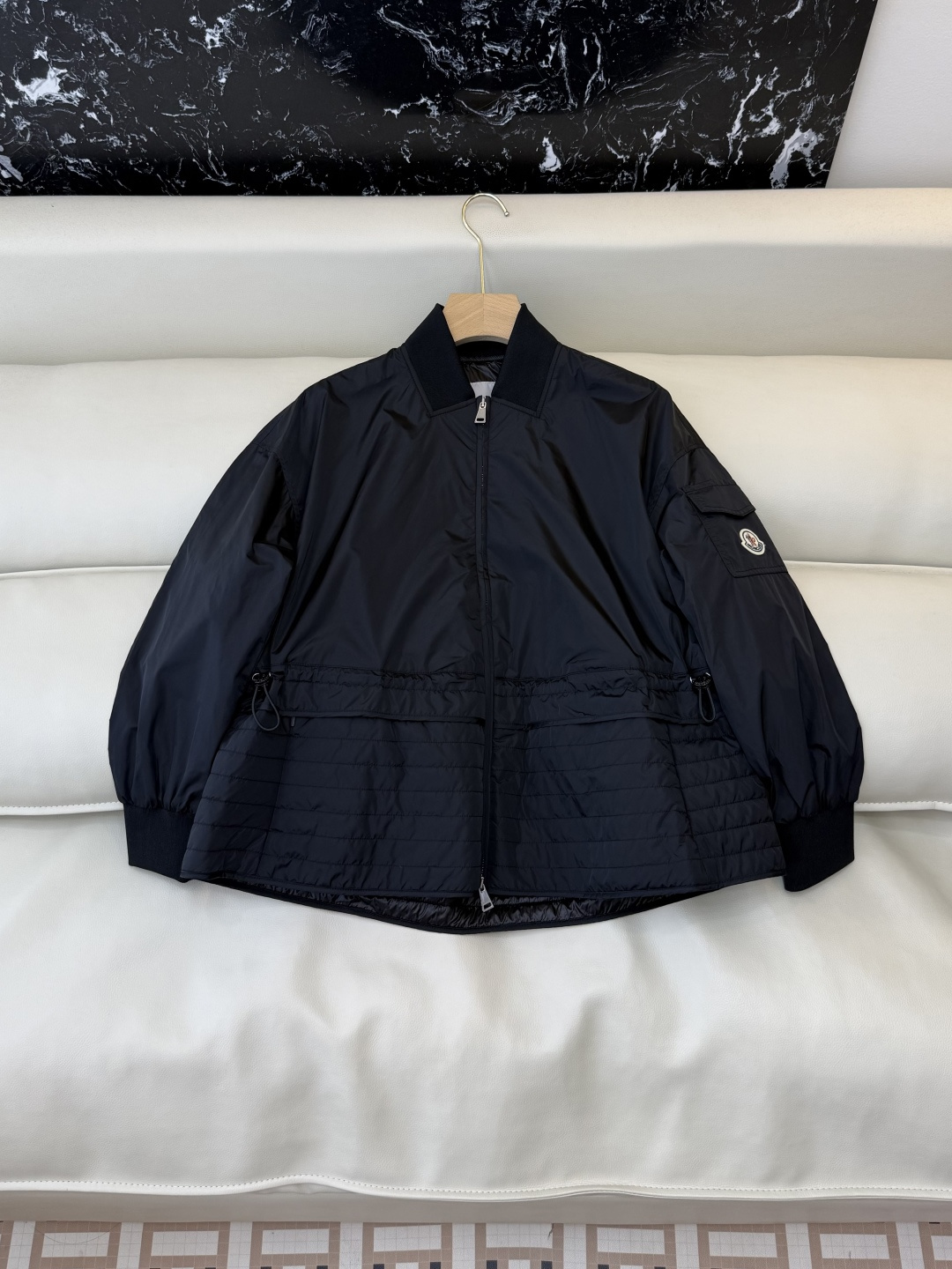 M2144#新款外套。Mon蒙口 抽绳设计 荷叶裙摆 长袖拉链款夹克外套 黑色 藏青色 杏色 焦糖色 1