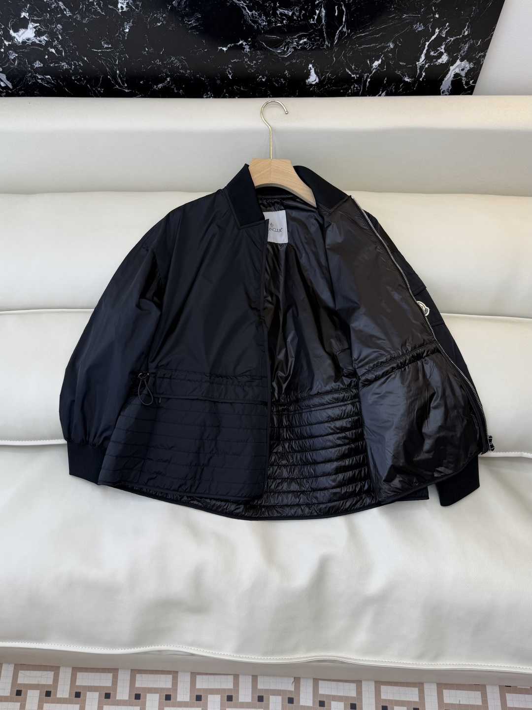 M2144#新款外套。Mon蒙口 抽绳设计 荷叶裙摆 长袖拉链款夹克外套 黑色 藏青色 杏色 焦糖色 1