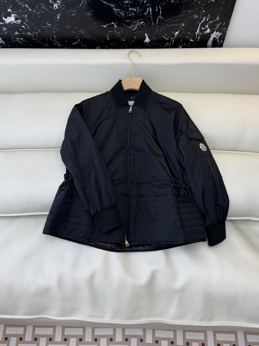 M2144#新款外套。Mon蒙口 抽绳设计 荷叶裙摆 长袖拉链款夹克外套 黑色 藏青色 杏色 焦糖色 1