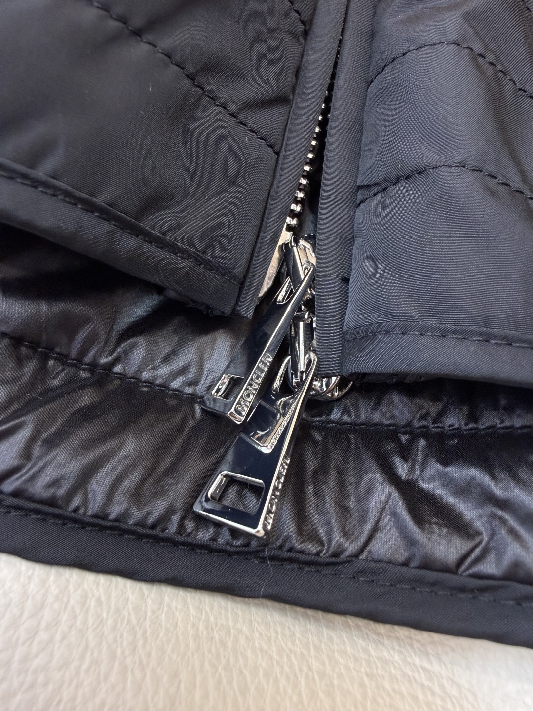 M2144#新款外套。Mon蒙口 抽绳设计 荷叶裙摆 长袖拉链款夹克外套 黑色 藏青色 杏色 焦糖色 1