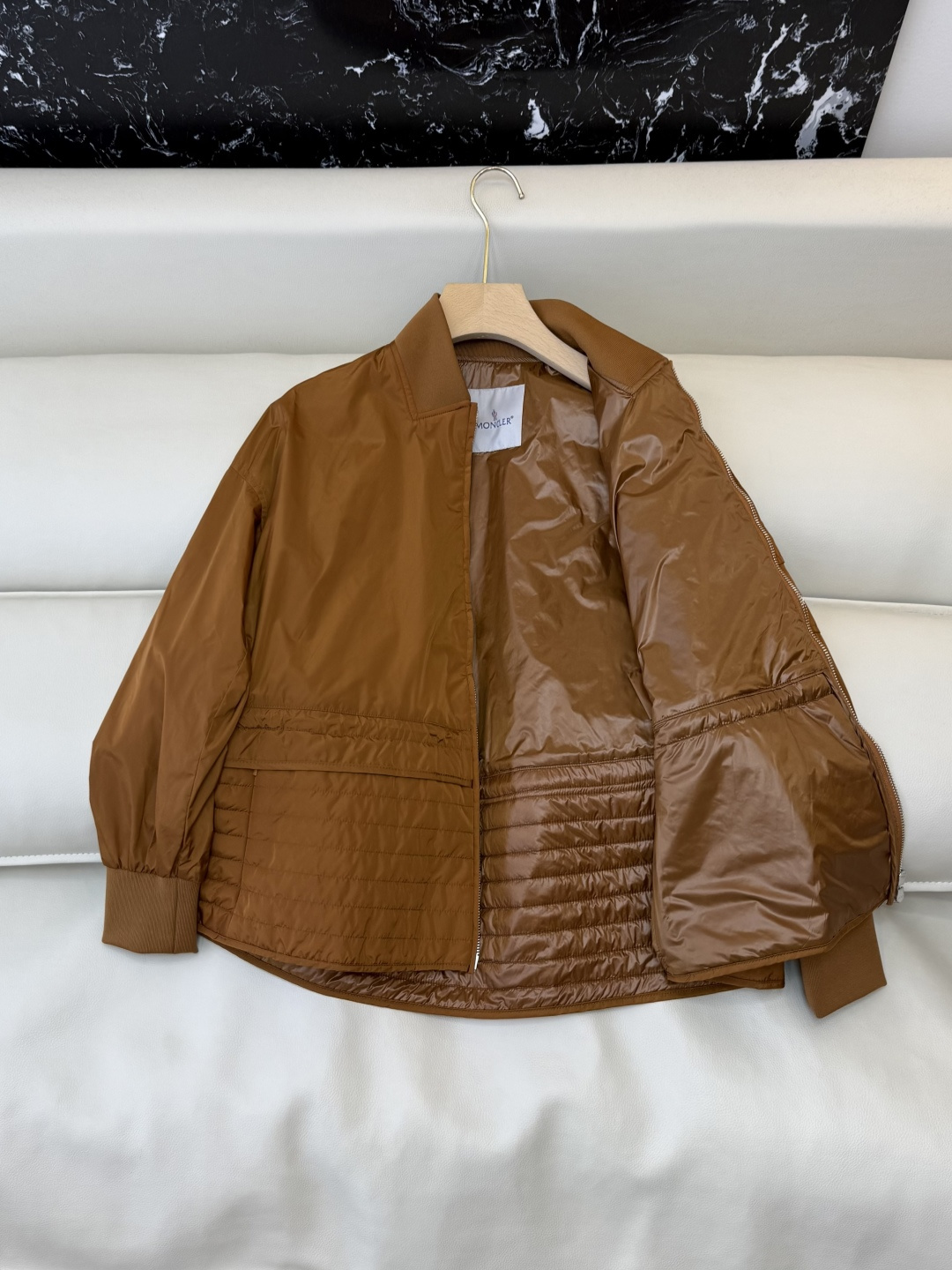 M2144#新款外套。Mon蒙口 抽绳设计 荷叶裙摆 长袖拉链款夹克外套 黑色 藏青色 杏色 焦糖色 1