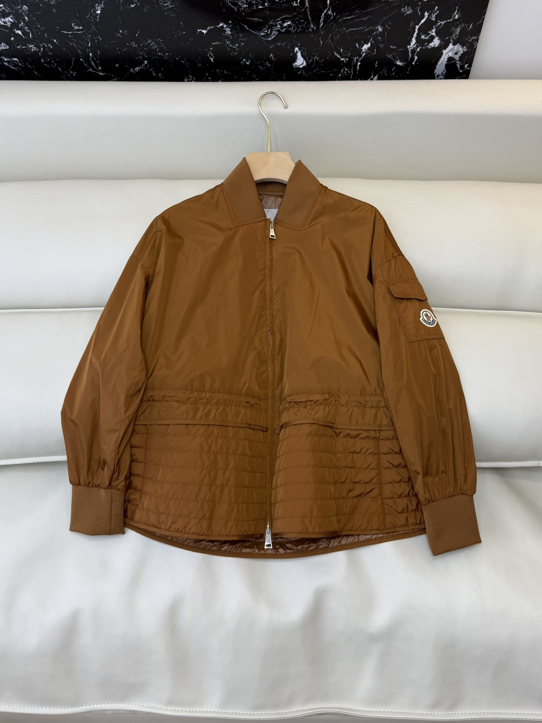 M2144#新款外套。Mon蒙口 抽绳设计 荷叶裙摆 长袖拉链款夹克外套 黑色 藏青色 杏色 焦糖色 1