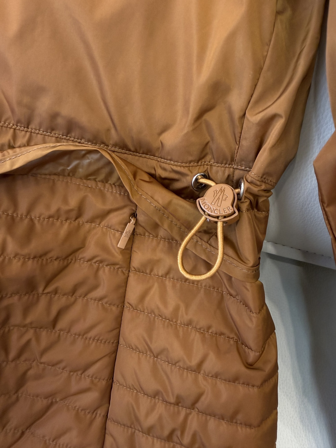 M2144#新款外套。Mon蒙口 抽绳设计 荷叶裙摆 长袖拉链款夹克外套 黑色 藏青色 杏色 焦糖色 1