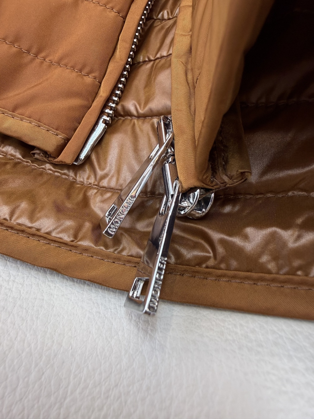 M2144#新款外套。Mon蒙口 抽绳设计 荷叶裙摆 长袖拉链款夹克外套 黑色 藏青色 杏色 焦糖色 1