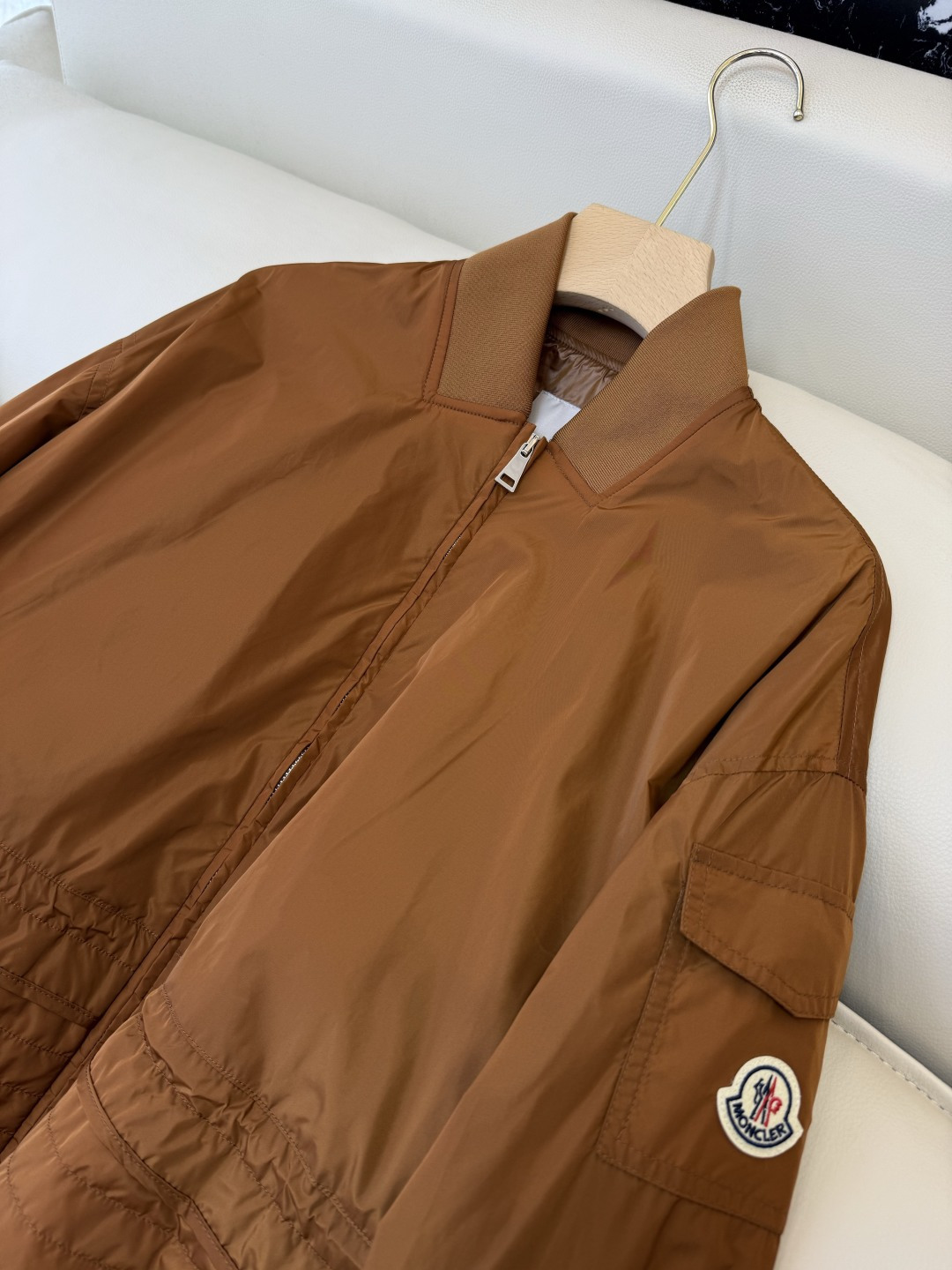 M2144#新款外套。Mon蒙口 抽绳设计 荷叶裙摆 长袖拉链款夹克外套 黑色 藏青色 杏色 焦糖色 1