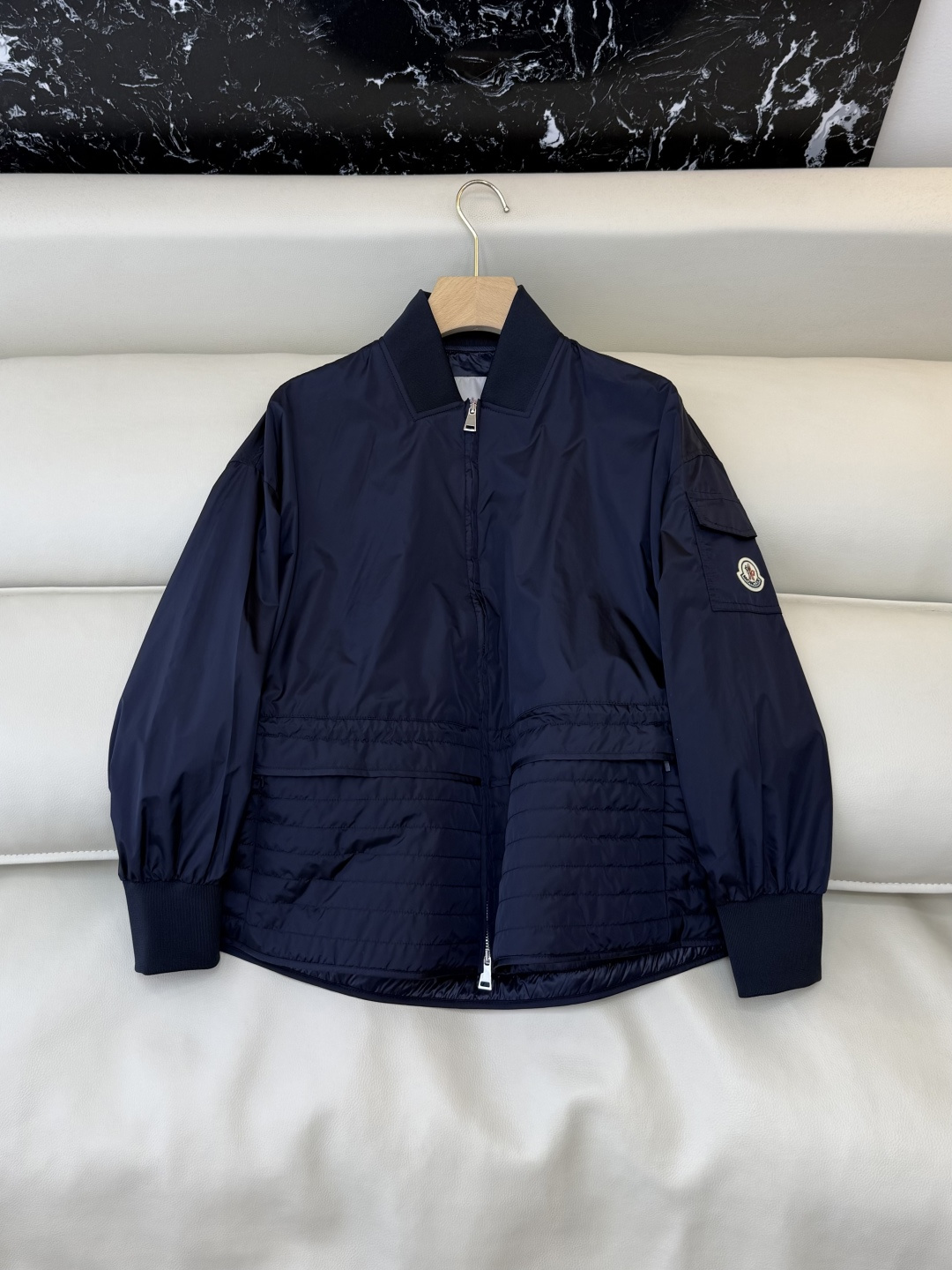 M2144#新款外套。Mon蒙口 抽绳设计 荷叶裙摆 长袖拉链款夹克外套 黑色 藏青色 杏色 焦糖色 1