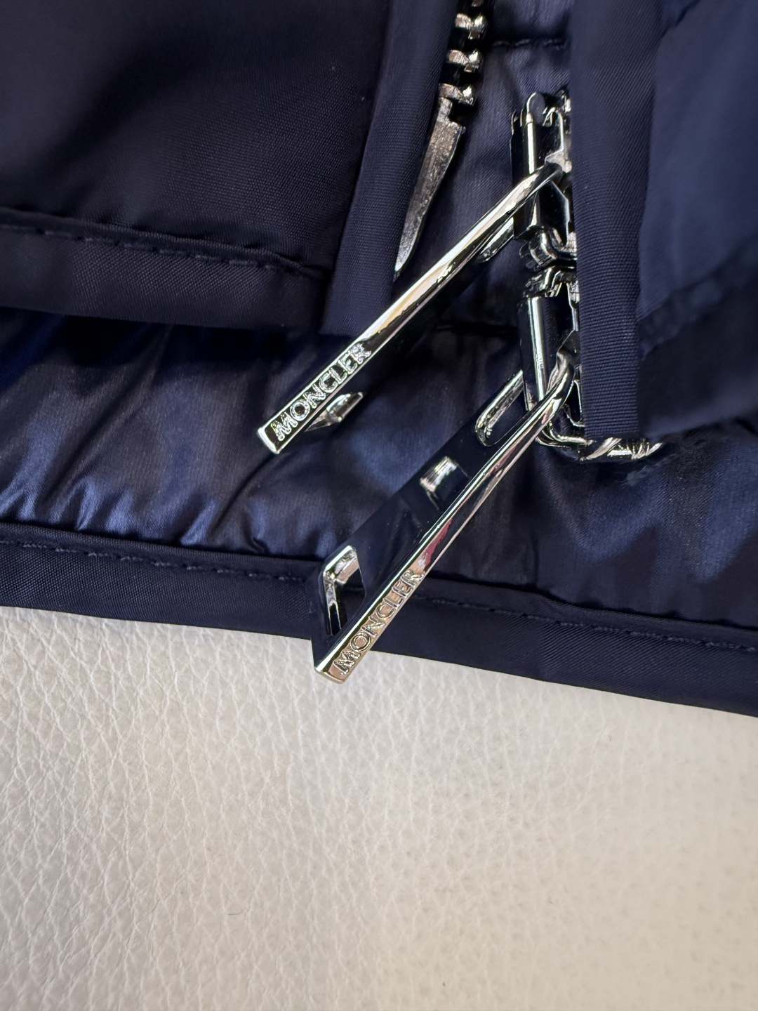 M2144#新款外套。Mon蒙口 抽绳设计 荷叶裙摆 长袖拉链款夹克外套 黑色 藏青色 杏色 焦糖色 1