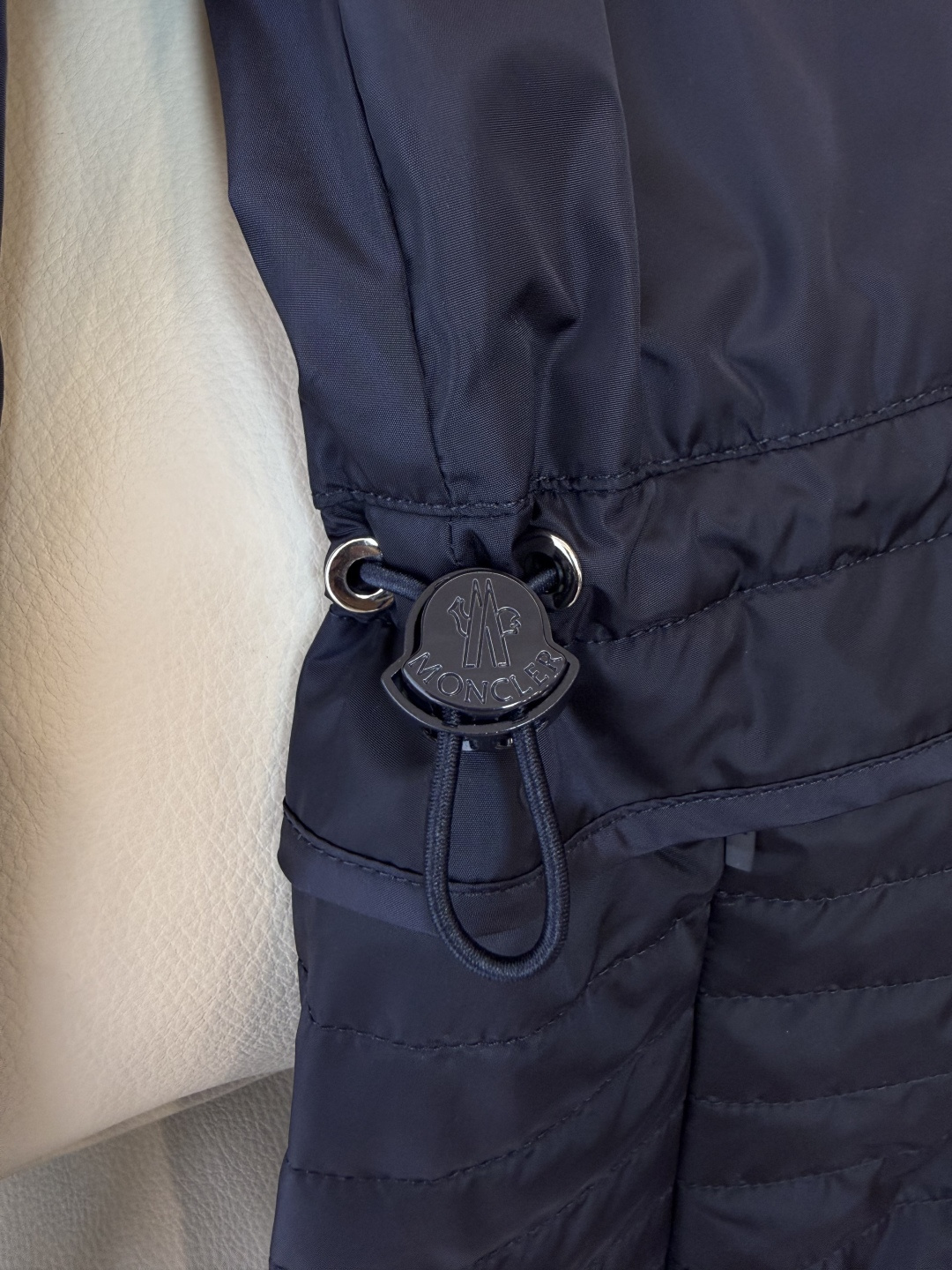 M2144#新款外套。Mon蒙口 抽绳设计 荷叶裙摆 长袖拉链款夹克外套 黑色 藏青色 杏色 焦糖色 1