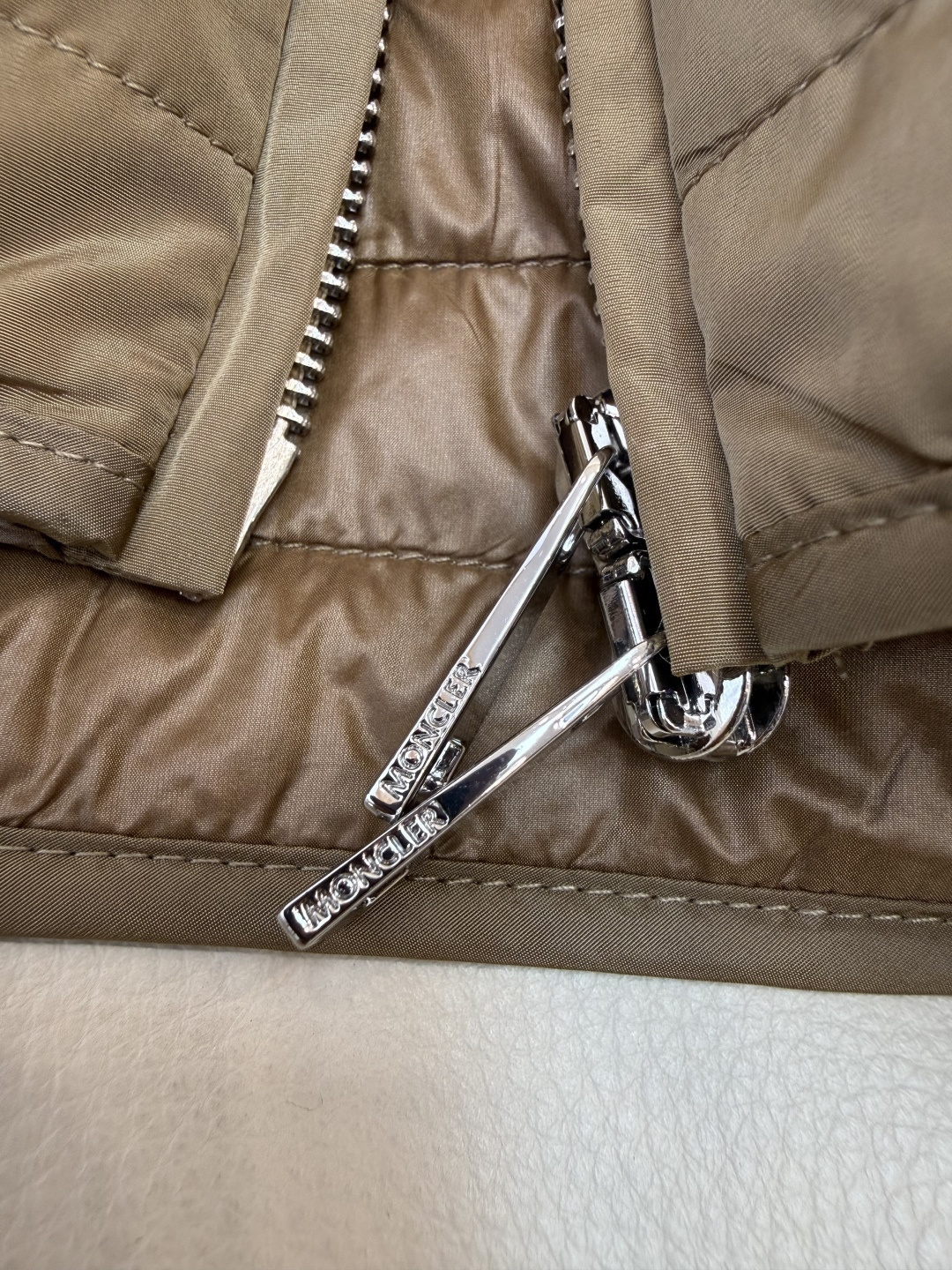 M2144#新款外套。Mon蒙口 抽绳设计 荷叶裙摆 长袖拉链款夹克外套 黑色 藏青色 军绿色 1/2/