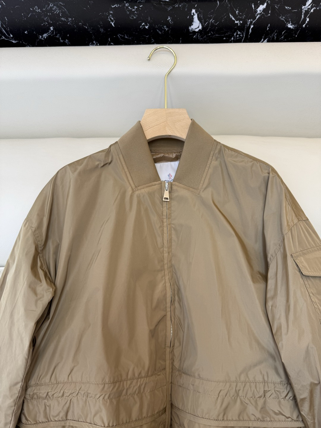 M2144#新款外套。Mon蒙口 抽绳设计 荷叶裙摆 长袖拉链款夹克外套 黑色 藏青色 军绿色 1/2/