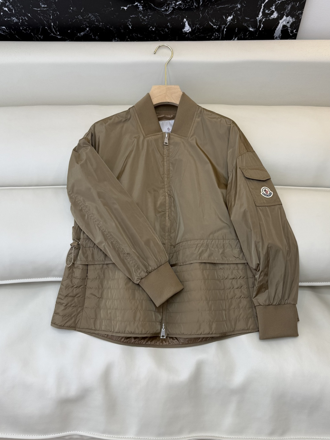 M2144#新款外套。Mon蒙口 抽绳设计 荷叶裙摆 长袖拉链款夹克外套 黑色 藏青色 军绿色 1/2/