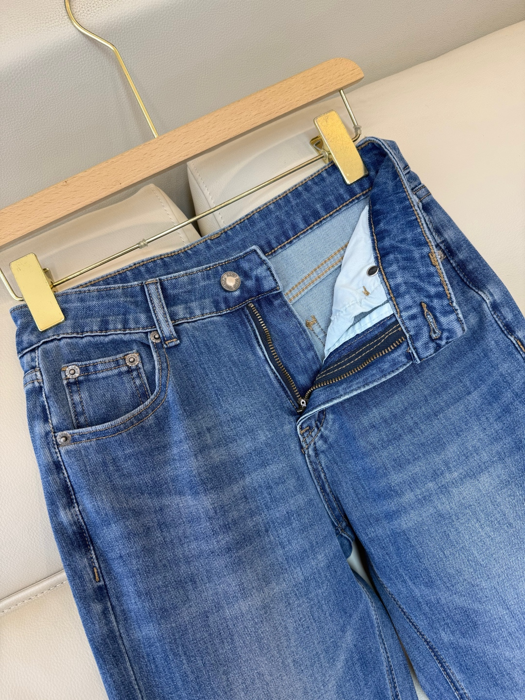 AW061#新款牛仔裤‼️Lv 老花绣花 牛仔长裤 深蓝色 浅蓝色 26-30