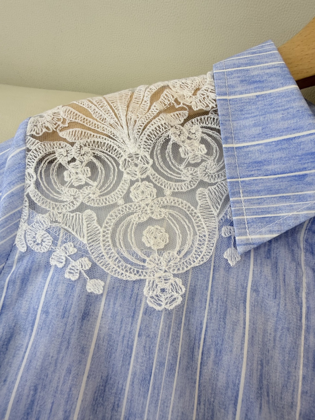 CY0119#新款衬衫。ES 蕾丝镂空绣花 短袖衬衫 条纹蓝色 白色SM L