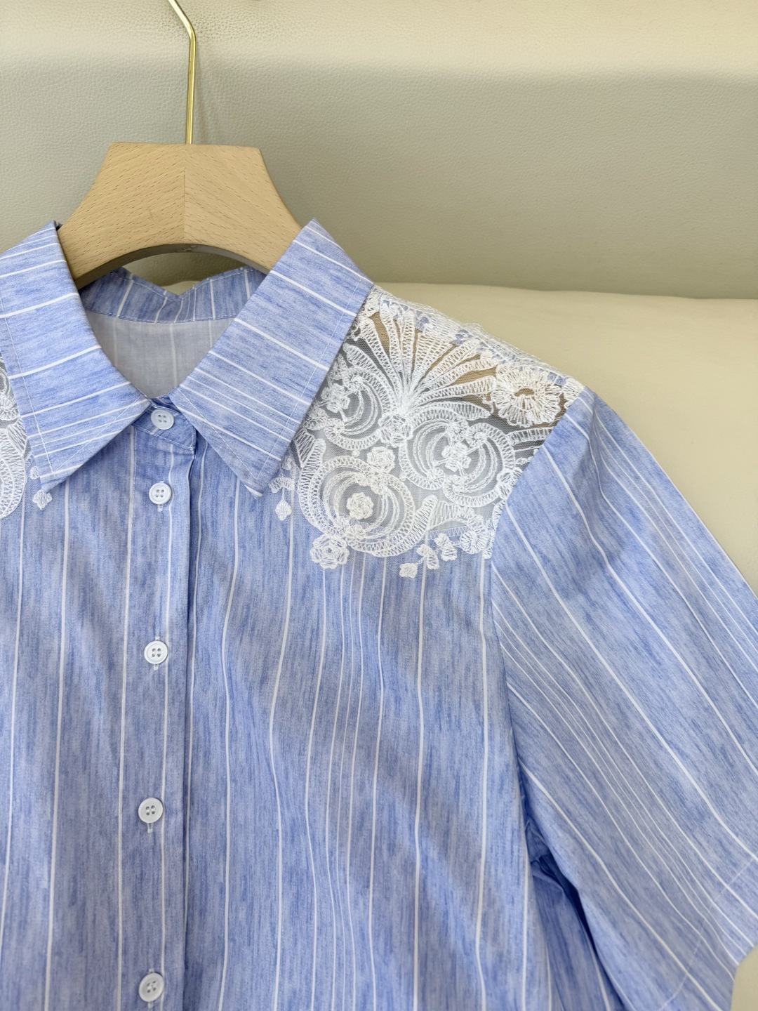 CY0119#新款衬衫。ES 蕾丝镂空绣花 短袖衬衫 条纹蓝色 白色SM L