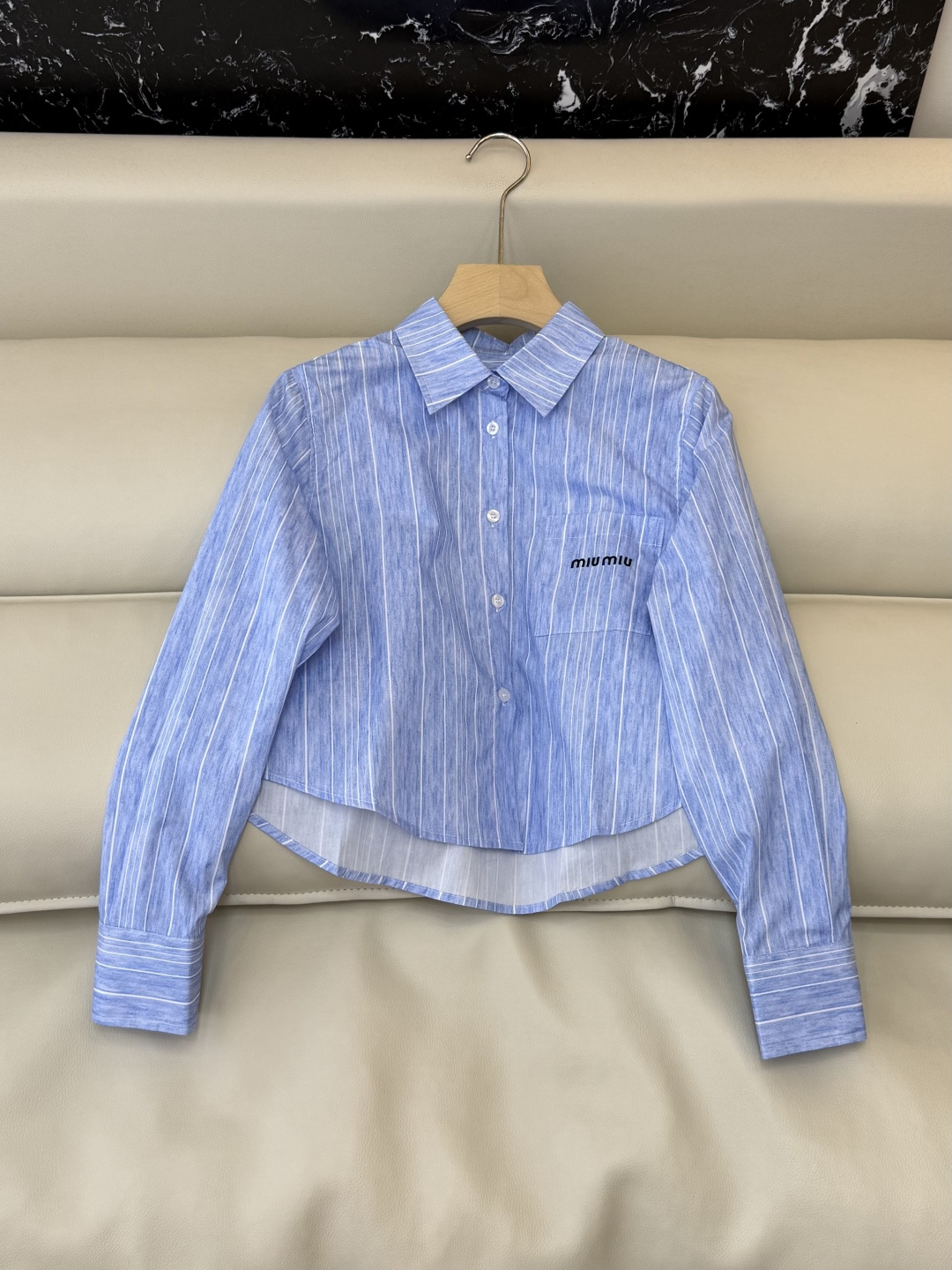 CY0113新款衬衫。miu 字母绣花 翻领修身 长袖衬衫 白色 蓝色条纹 SM L