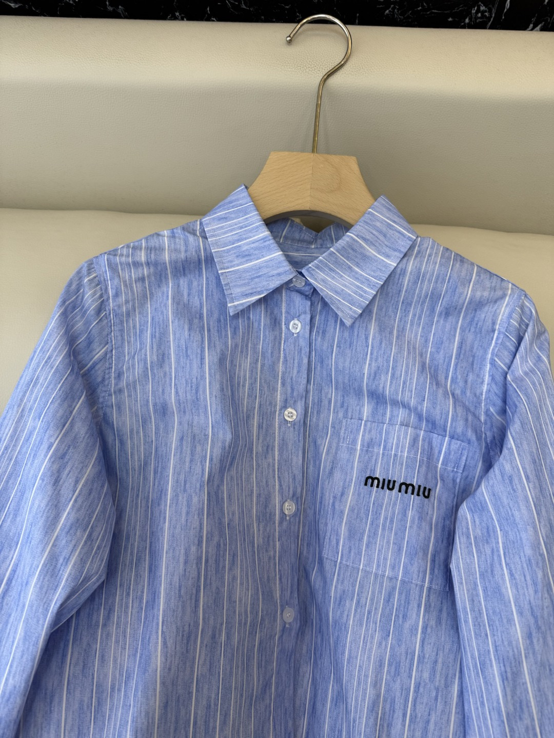 CY0113新款衬衫。miu 字母绣花 翻领修身 长袖衬衫 白色 蓝色条纹 SM L