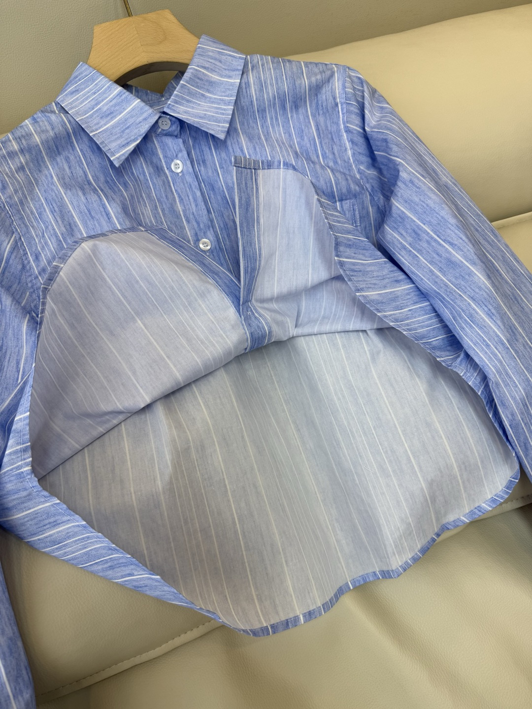 CY0113新款衬衫。miu 字母绣花 翻领修身 长袖衬衫 白色 蓝色条纹 SM L