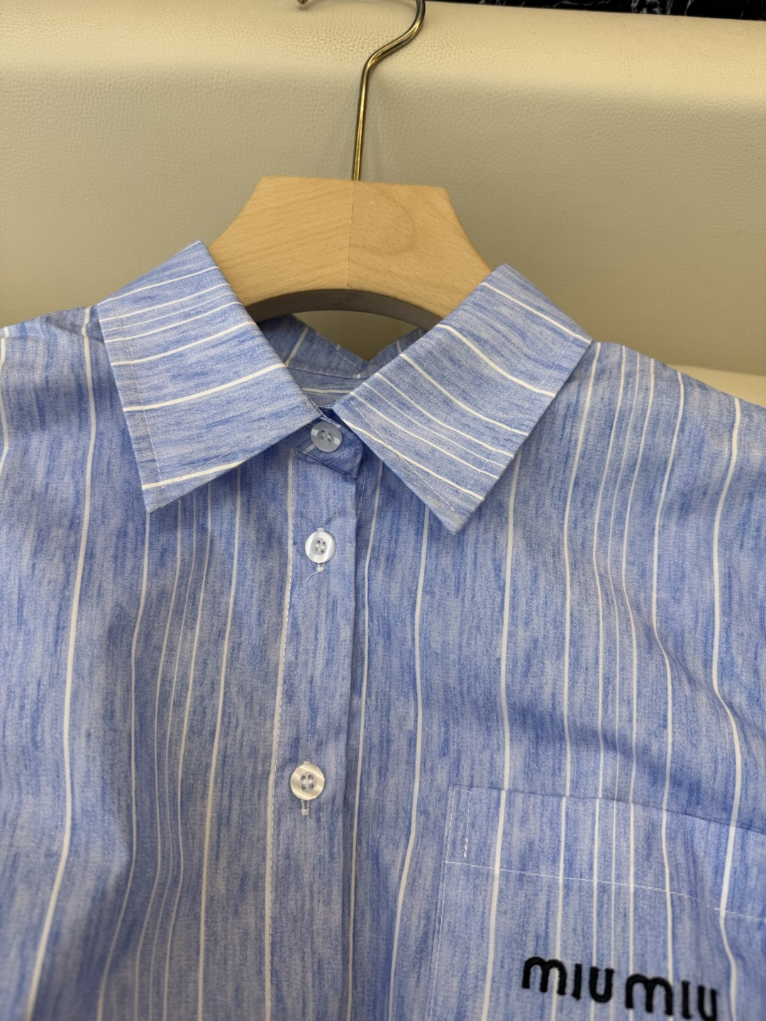 CY0113新款衬衫。miu 字母绣花 翻领修身 长袖衬衫 白色 蓝色条纹 SM L