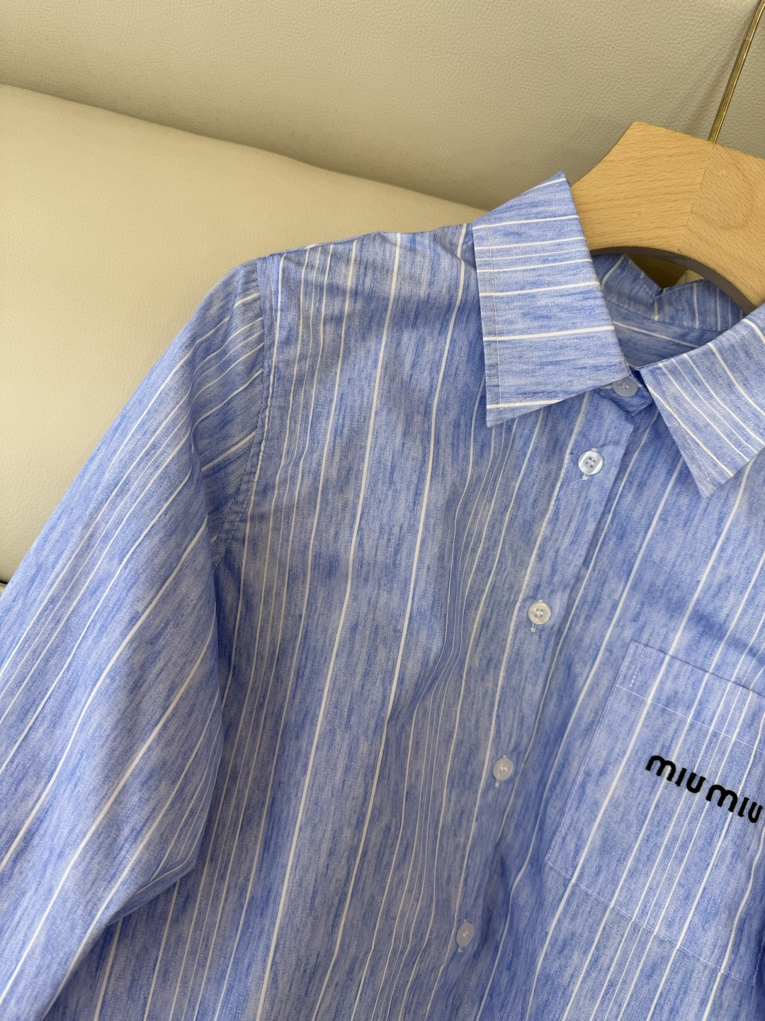 CY0113新款衬衫。miu 字母绣花 翻领修身 长袖衬衫 白色 蓝色条纹 SM L