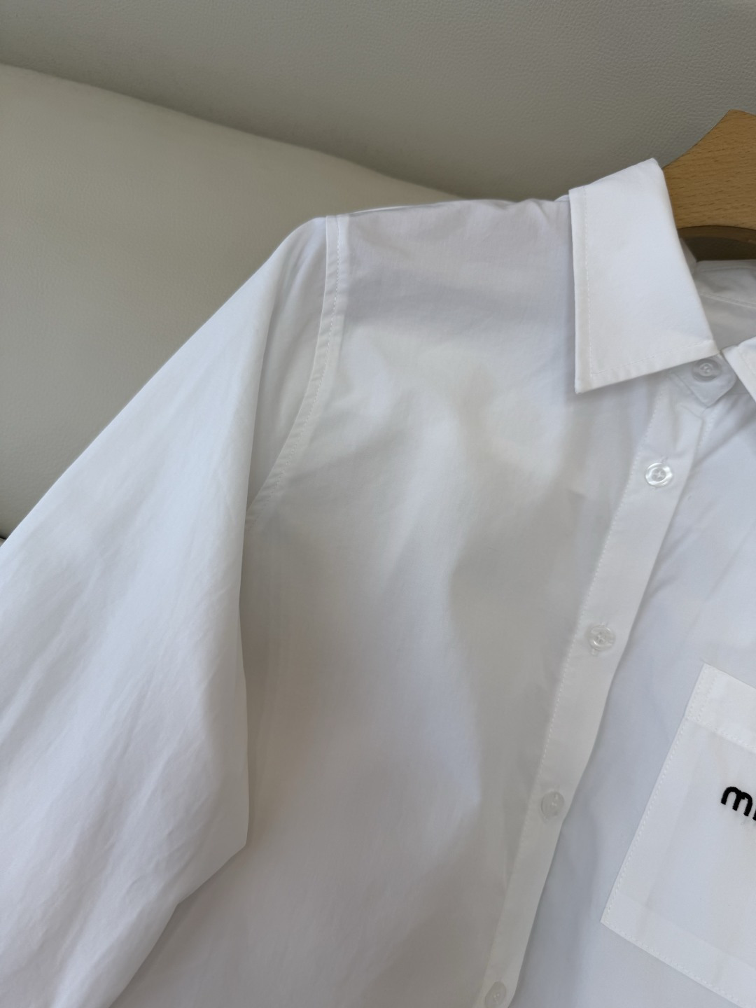 CY0113新款衬衫。miu 字母绣花 翻领修身 长袖衬衫 白色 蓝色条纹 SM L