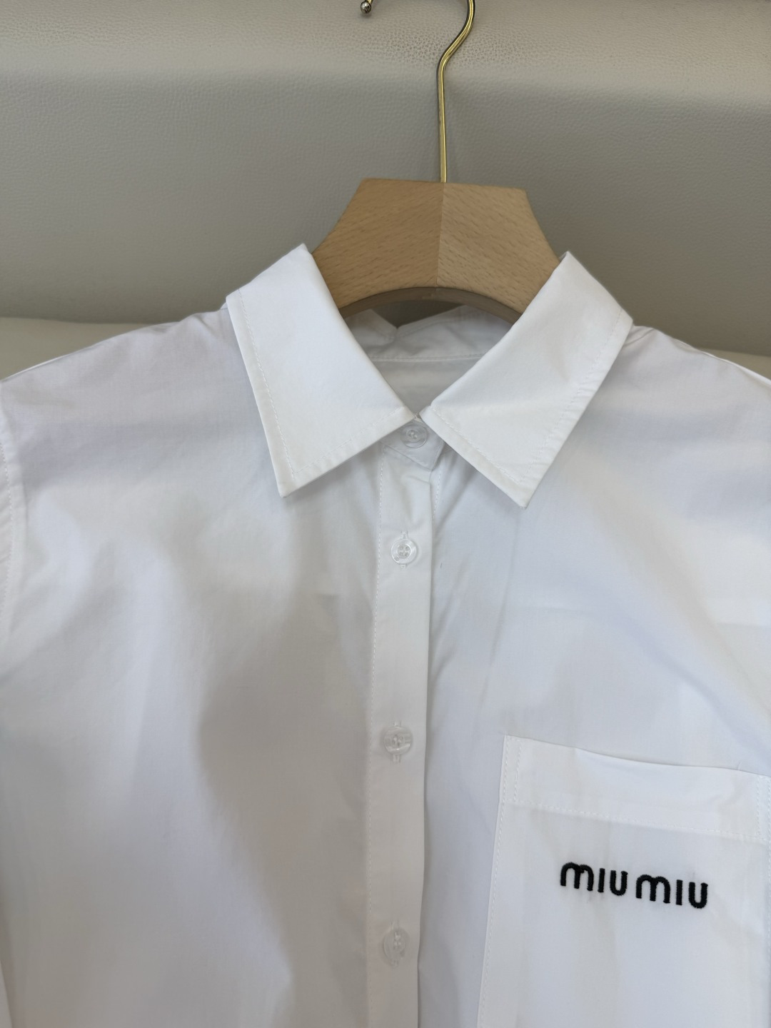 CY0113新款衬衫。miu 字母绣花 翻领修身 长袖衬衫 白色 蓝色条纹 SM L