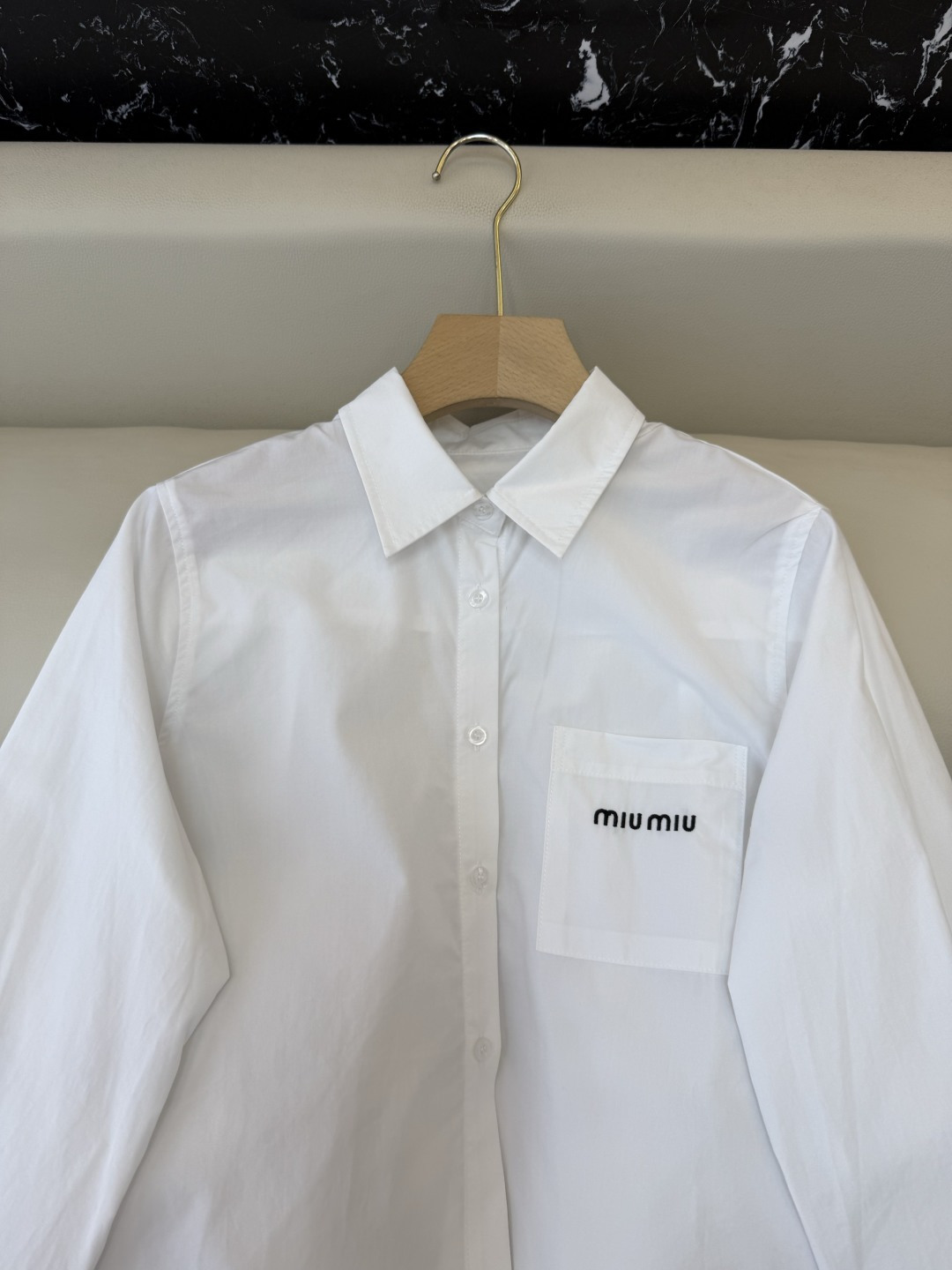 CY0113新款衬衫。miu 字母绣花 翻领修身 长袖衬衫 白色 蓝色条纹 SM L