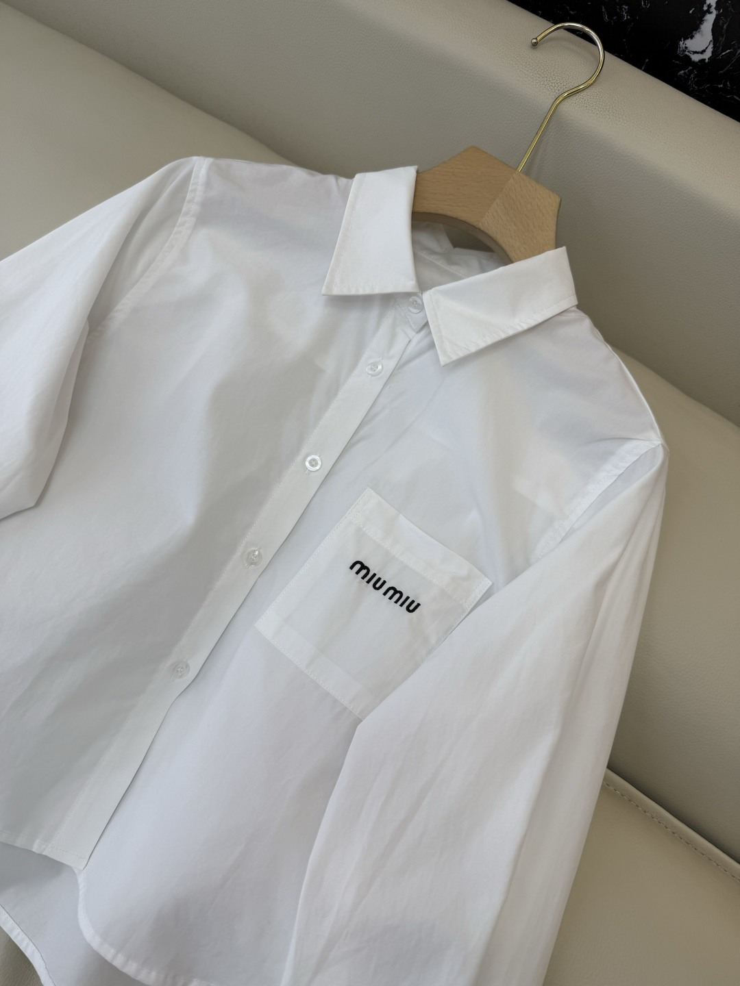 CY0113新款衬衫。miu 字母绣花 翻领修身 长袖衬衫 白色 蓝色条纹 SM L