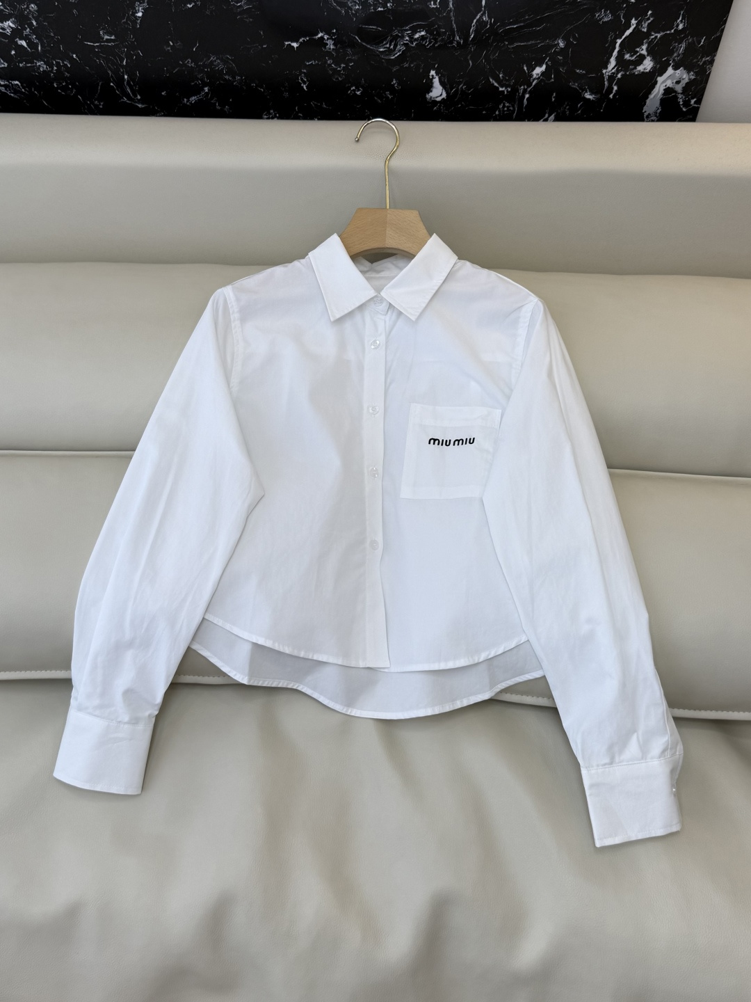 CY0113新款衬衫。miu 字母绣花 翻领修身 长袖衬衫 白色 蓝色条纹 SM L