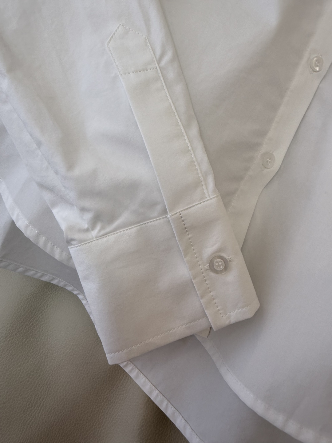 CY0113新款衬衫。miu 字母绣花 翻领修身 长袖衬衫 白色 蓝色条纹 SM L