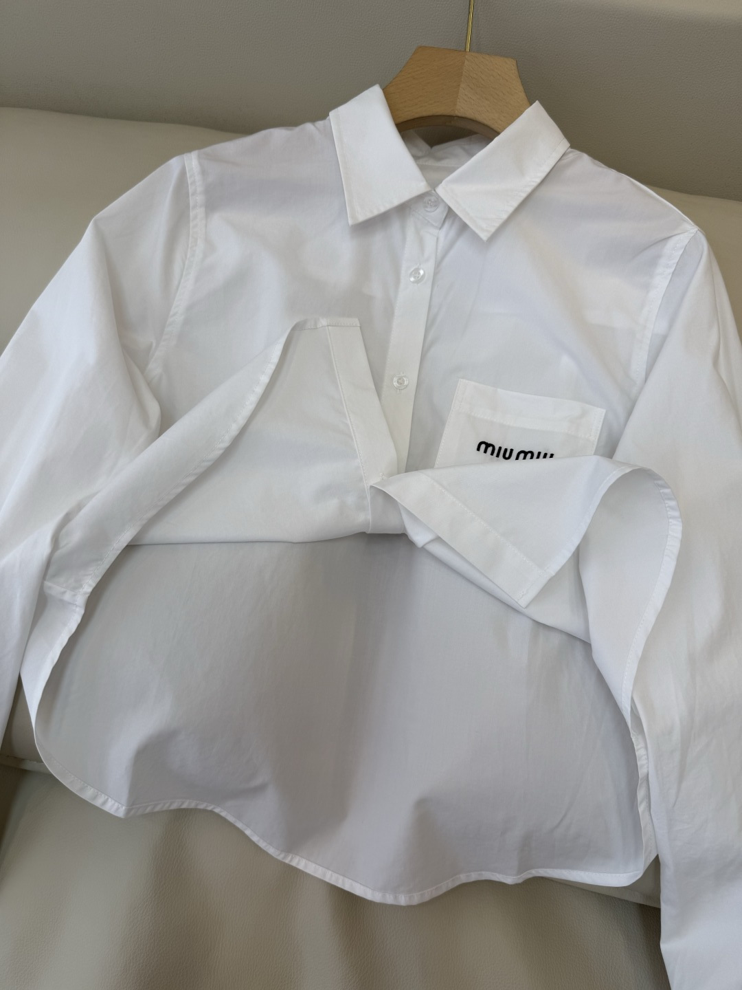 CY0113新款衬衫。miu 字母绣花 翻领修身 长袖衬衫 白色 蓝色条纹 SM L