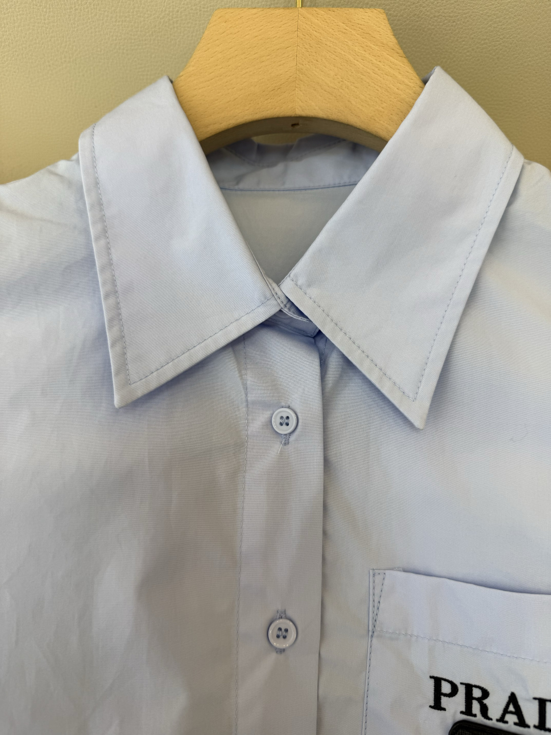 CY0115新款衬衫。PR三角标 翻领修身 短袖衬衫 白色 蓝色 粉色 SM L