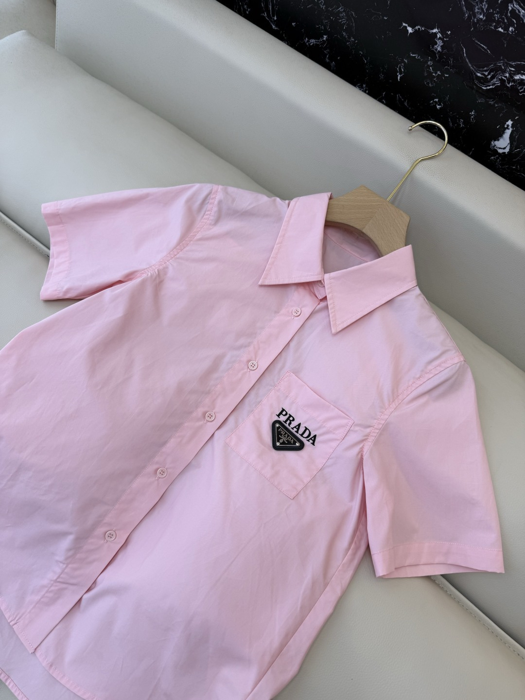 CY0115新款衬衫。PR三角标 翻领修身 短袖衬衫 白色 蓝色 粉色 SM L