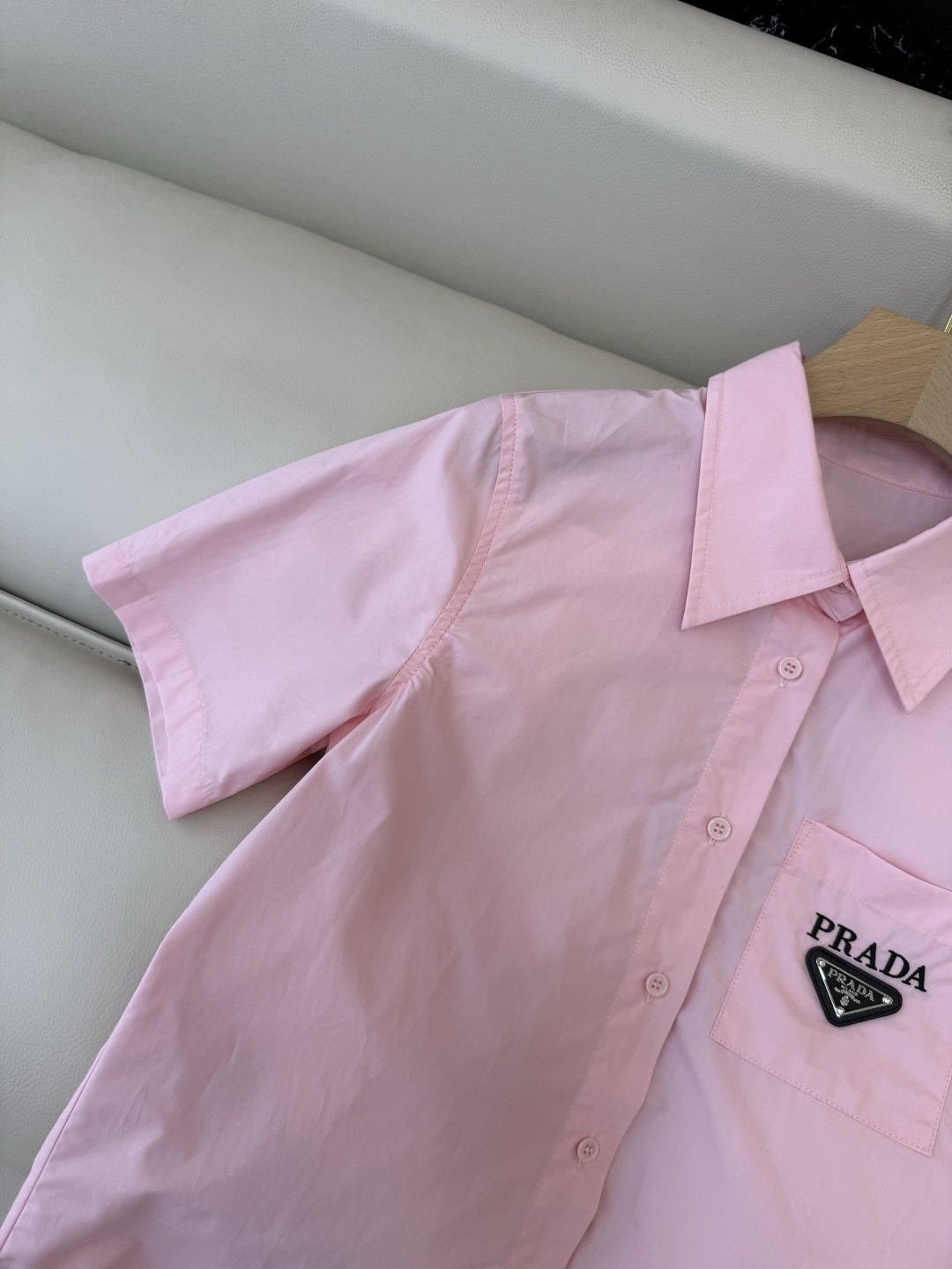 CY0115新款衬衫。PR三角标 翻领修身 短袖衬衫 白色 蓝色 粉色 SM L