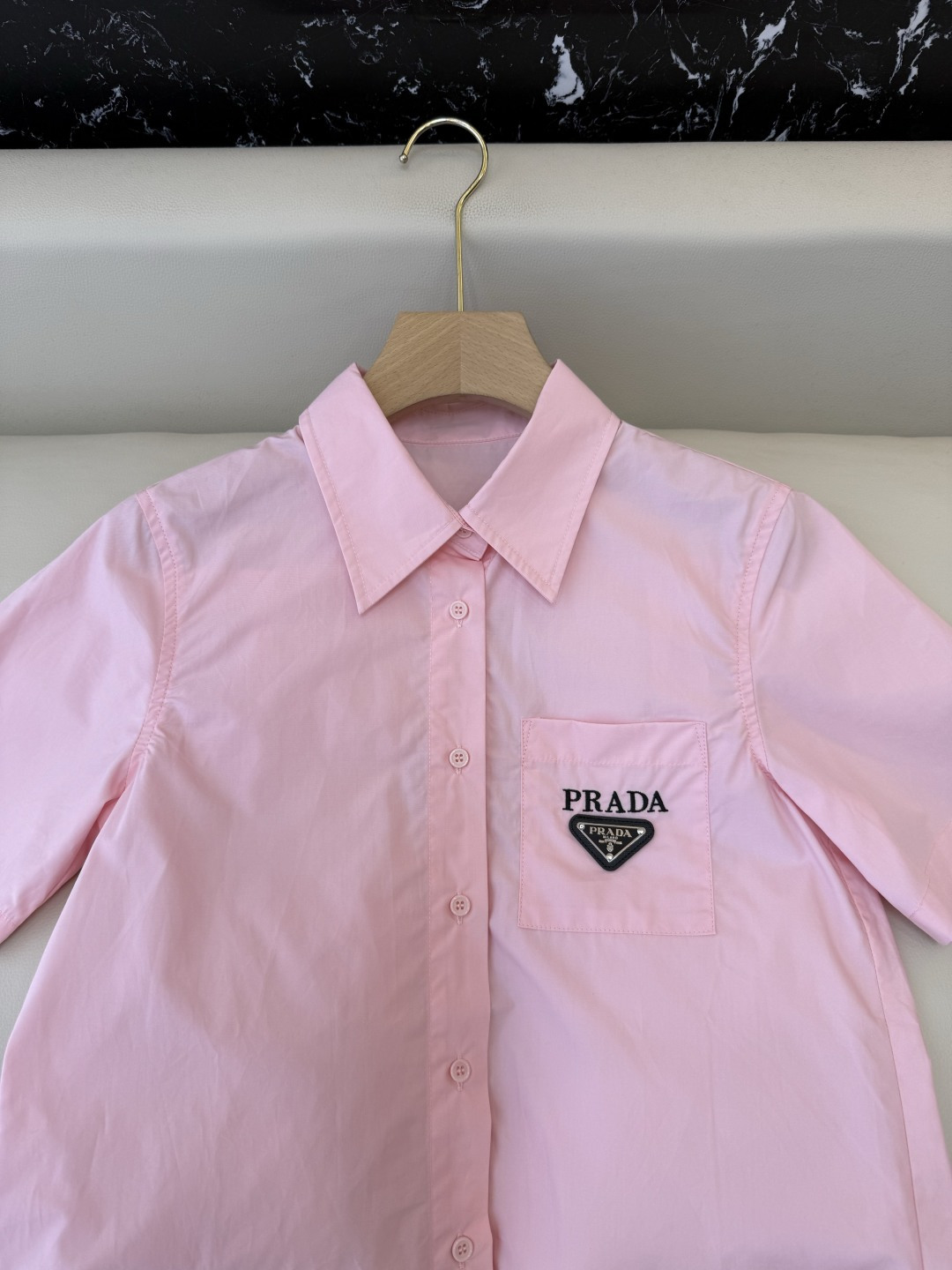 CY0115新款衬衫。PR三角标 翻领修身 短袖衬衫 白色 蓝色 粉色 SM L