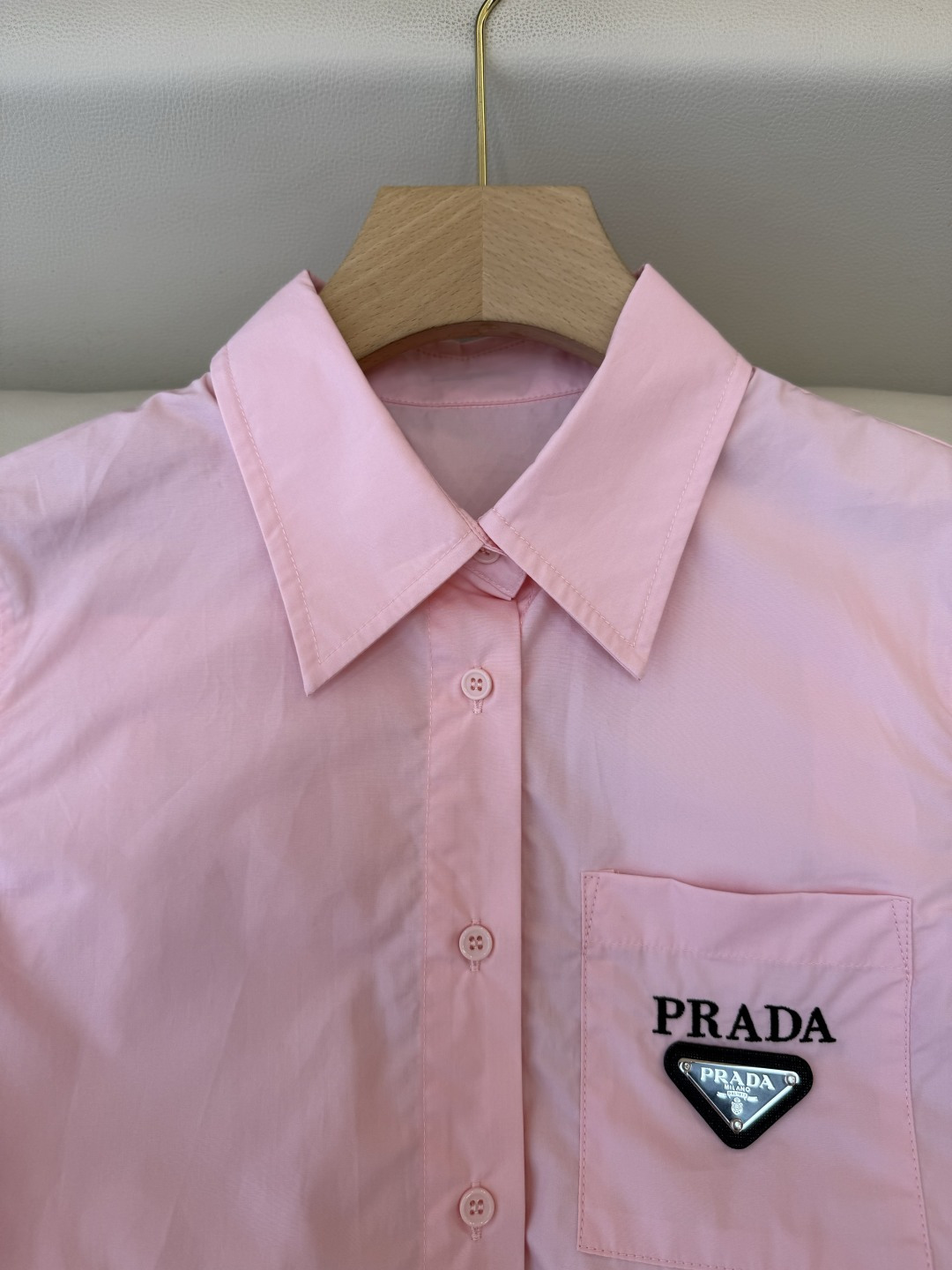 CY0115新款衬衫。PR三角标 翻领修身 短袖衬衫 白色 蓝色 粉色 SM L