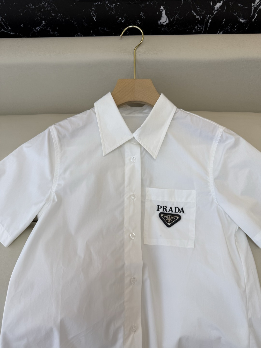 CY0115新款衬衫。PR三角标 翻领修身 短袖衬衫 白色 蓝色 粉色 SM L