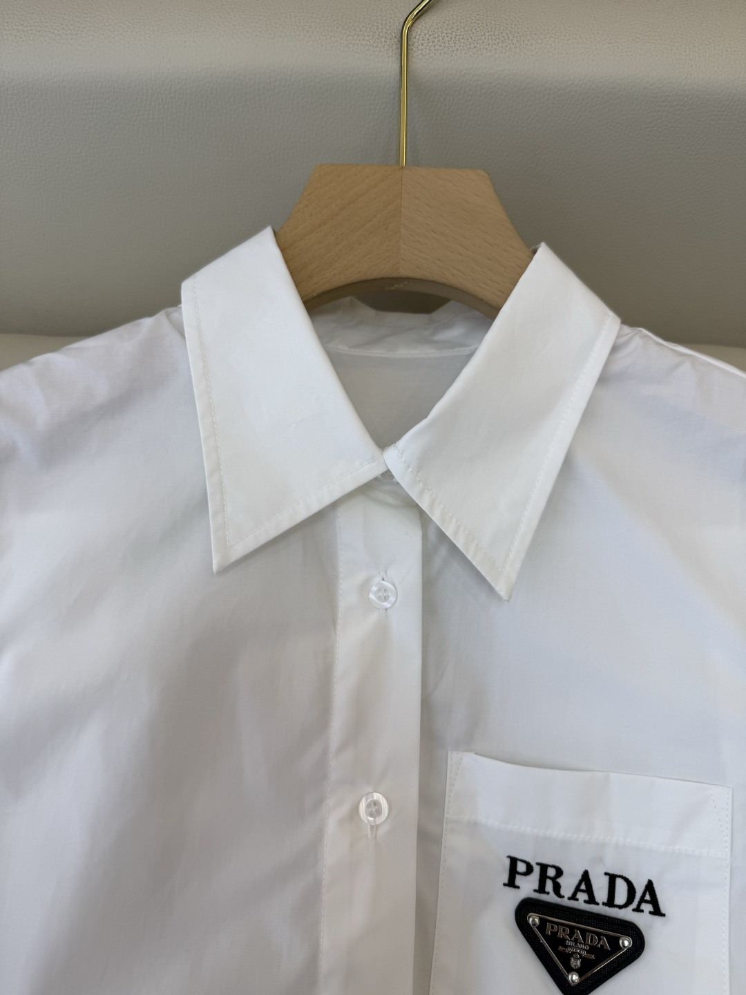 CY0115新款衬衫。PR三角标 翻领修身 短袖衬衫 白色 蓝色 粉色 SM L