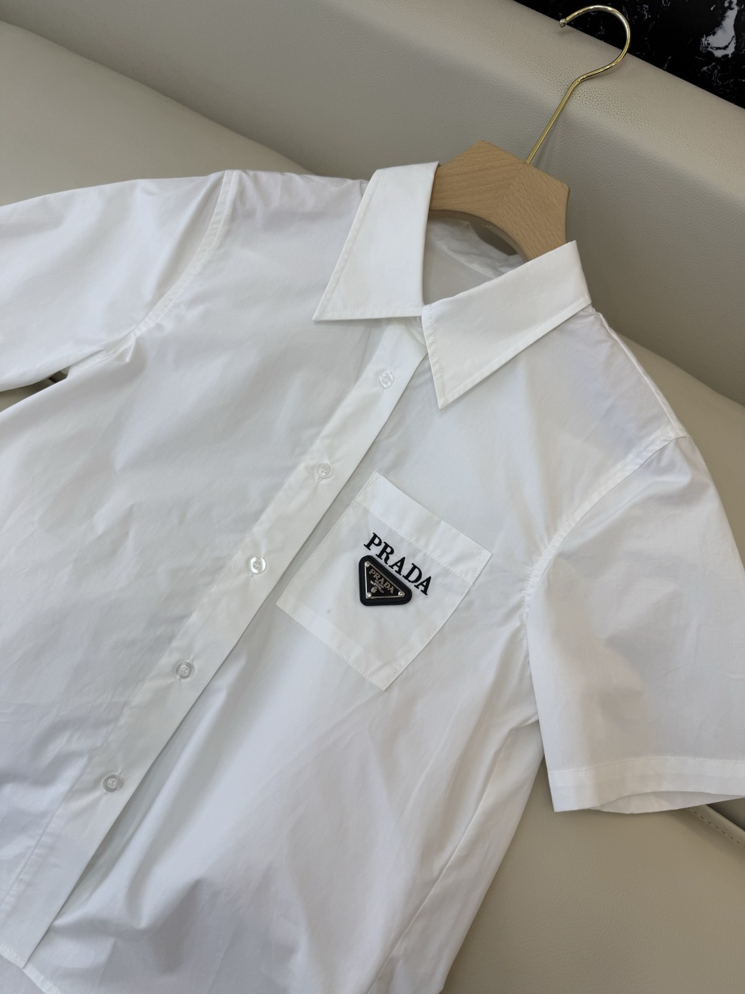 CY0115新款衬衫。PR三角标 翻领修身 短袖衬衫 白色 蓝色 粉色 SM L