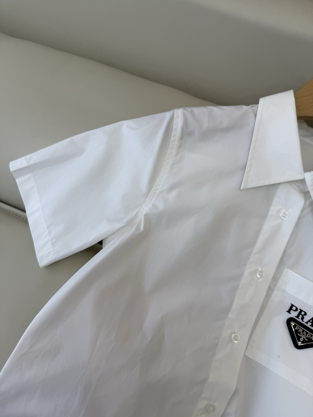 CY0115新款衬衫。PR三角标 翻领修身 短袖衬衫 白色 蓝色 粉色 SM L