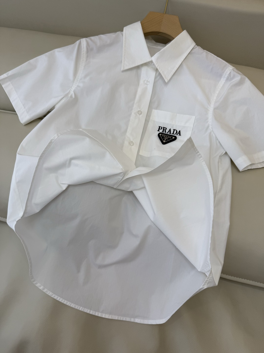 CY0115新款衬衫。PR三角标 翻领修身 短袖衬衫 白色 蓝色 粉色 SM L