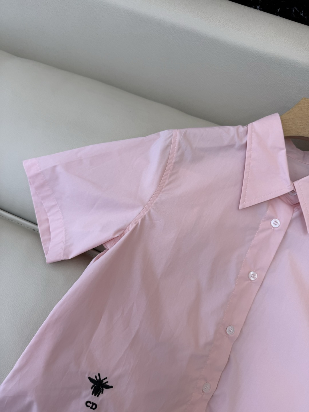 CY0114新款衬衫。Dior 小蜜蜂 绣花 翻领修身 短袖衬衫 白色 粉色 SM L