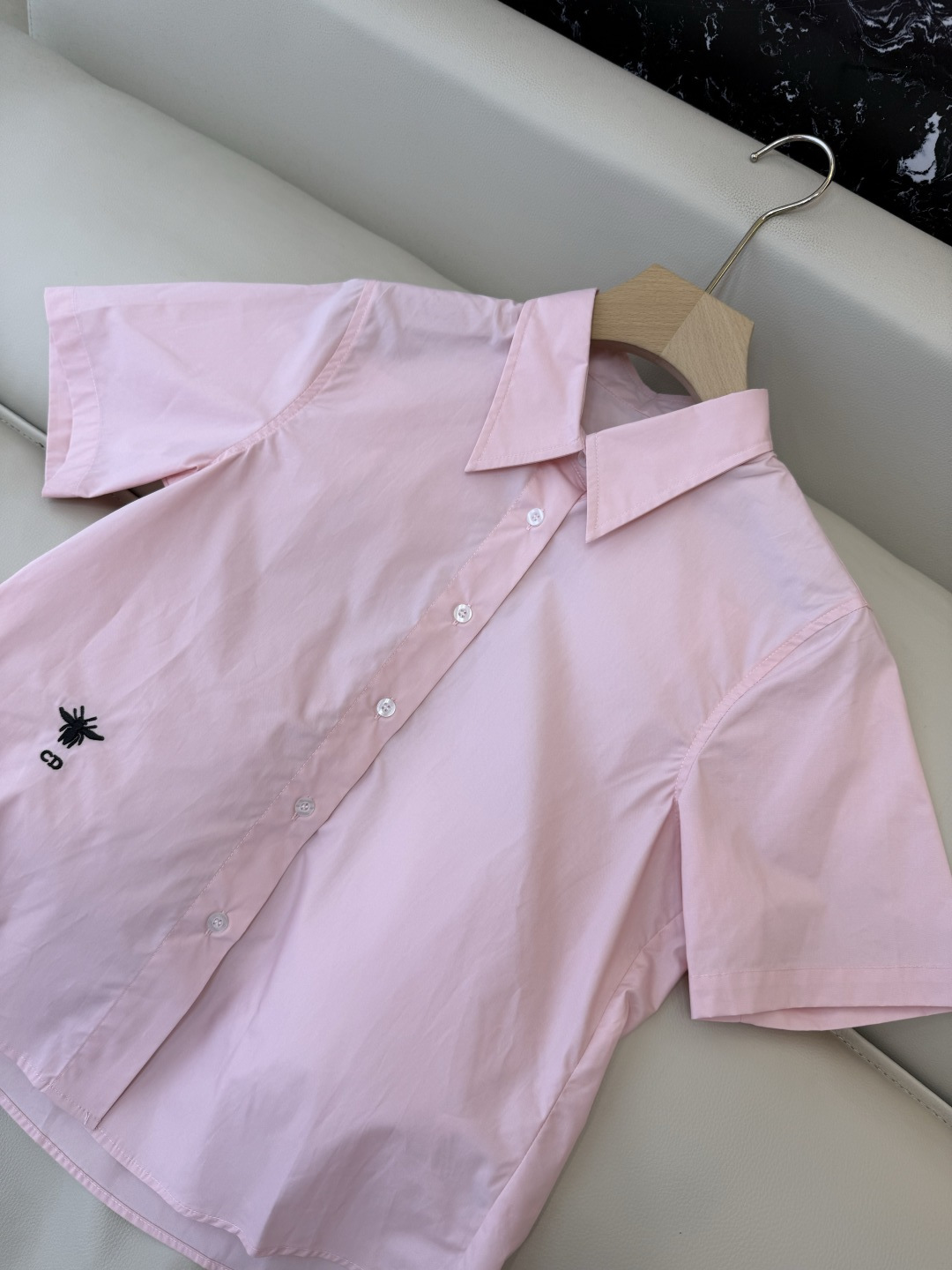 CY0114新款衬衫。Dior 小蜜蜂 绣花 翻领修身 短袖衬衫 白色 粉色 SM L